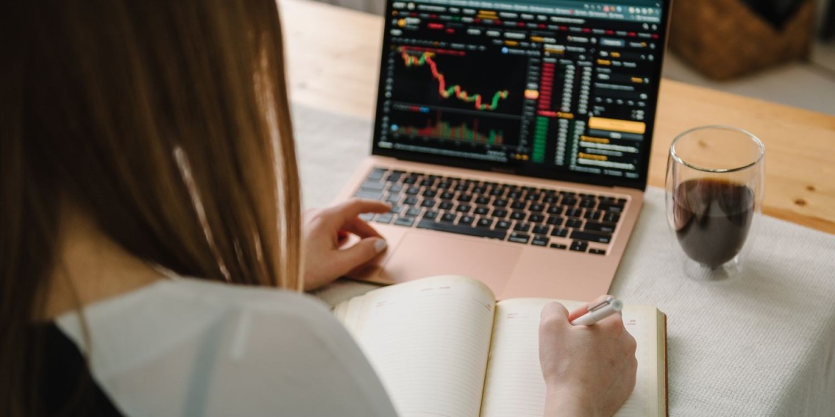 Quantifying the Scale: An Analysis of the Online Trading Platform Market Size